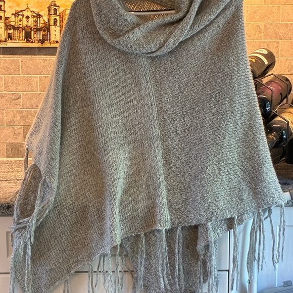 G.H. Bass shawl poncho - Picture 3 of 3